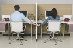 7 Tips Menjalin Cinta dengan Rekan Kerja