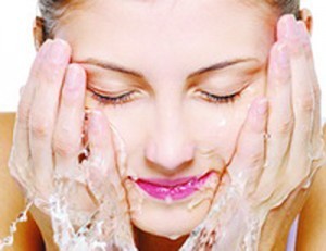 5 Cara Hindari Mencuci Wajah yang Berdampak Negatif